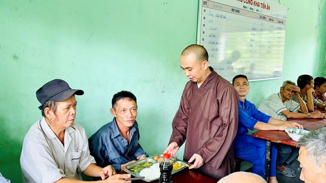 Đại đức Thích Giác Đạo tặng suất ăn chay nhân ngày Vu lan