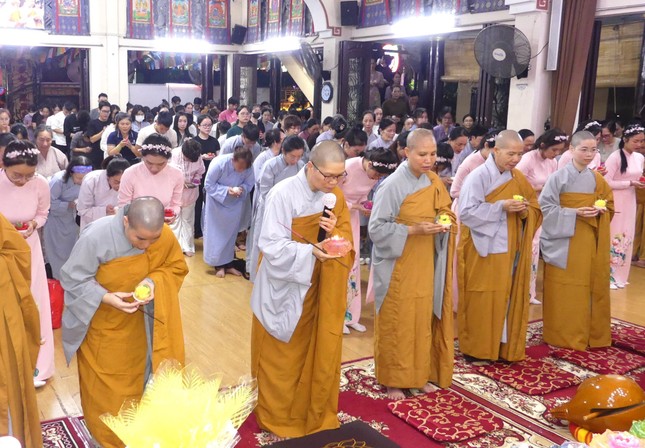 Chư Ni thực hiện khóa lễ Vu lan tại Quan Âm tu viện
