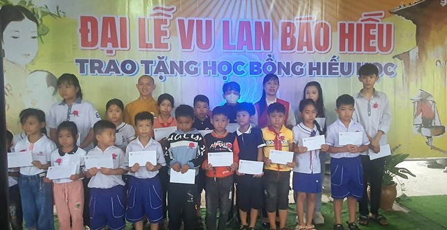 Trao học bổng cho học sinh nghèo có hoàn cảnh đặc biệt khó khăn