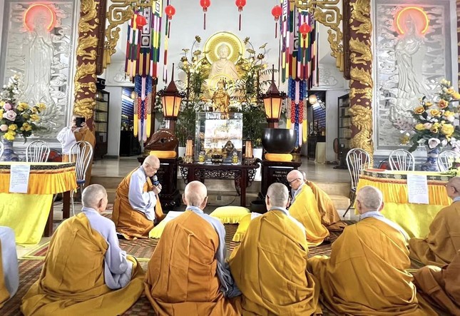 Nhị vị Ni trưởng đối thú Tự tứ Nhị vị Ni trưởng đối thú Tự tứ