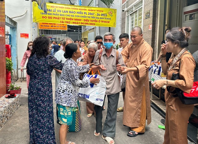 Hội Từ thiện chùa Tường Nguyên trao quà đến người khiếm thị tại TP.HCM