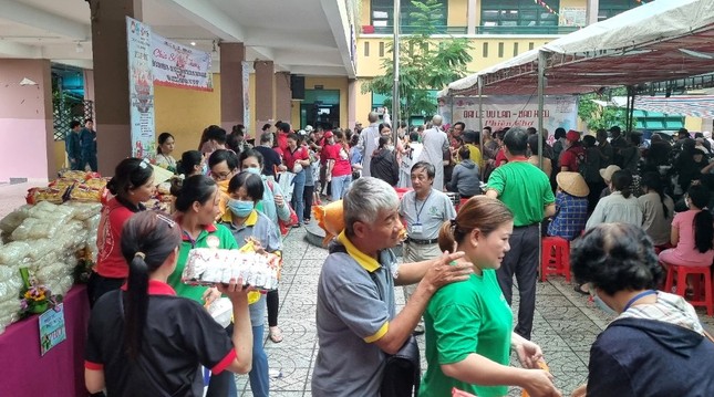 Chùa Lam Viên tổ chức &quot;phiên chợ yêu thương&quot; trao quà đến người mù nghèo