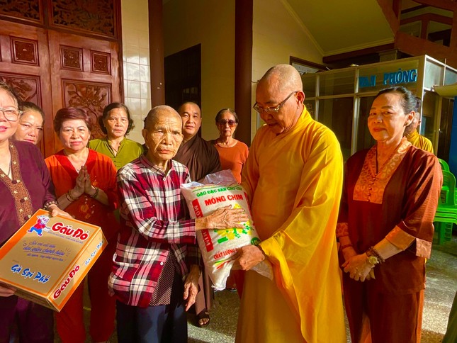 Bà con khó khăn tại TP.Phan Thiết được trao quà chia sẻ trong mùa Vu lan Bà con khó khăn tại TP.Phan Thiết được trao quà chia sẻ trong mùa Vu lan