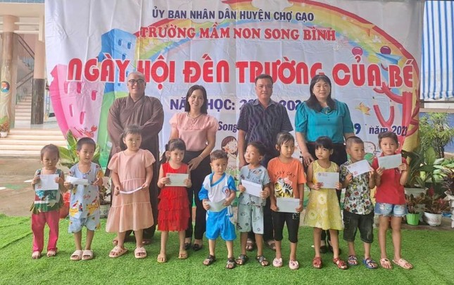 Đại đức Thích Trung Chánh, trụ trì chùa Hòa Minh trao học bổng cho các học sinh mầm non