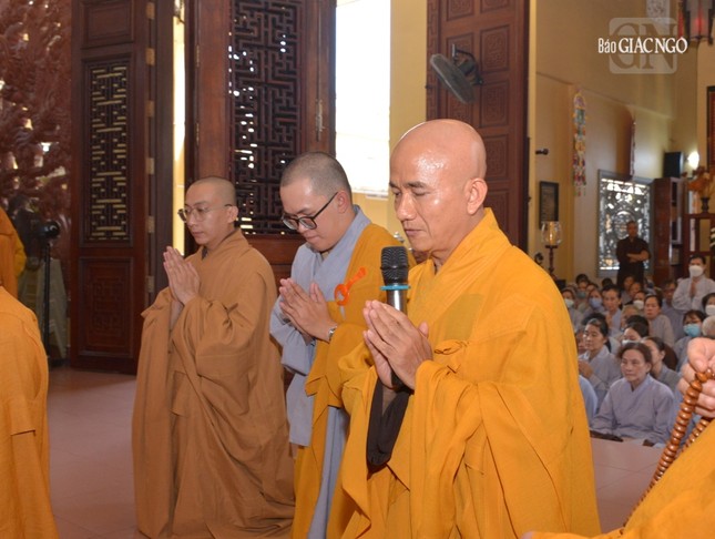 Thượng tọa Thích Thiện Quý thay mặt Ban Tổ chức phát biểu cảm tạ