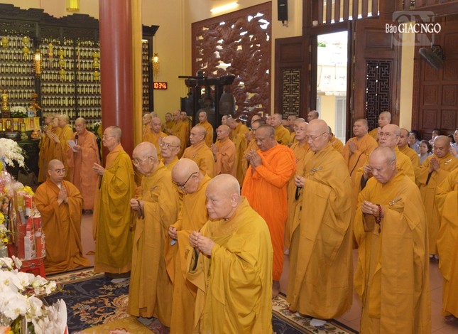 Chư vị giáo phẩm Hội đồng Chứng minh, Hội đồng Trị sự và Ban Trị sự GHPGVN TP.HCM niêm hương tưởng niệm