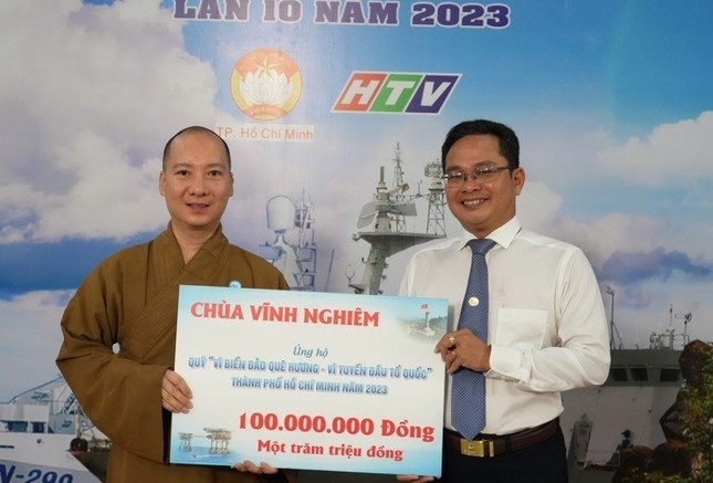 Thượng tọa Thích Nguyên Các đại diện chùa Vĩnh Nghiêm trao bảng ủng hộ