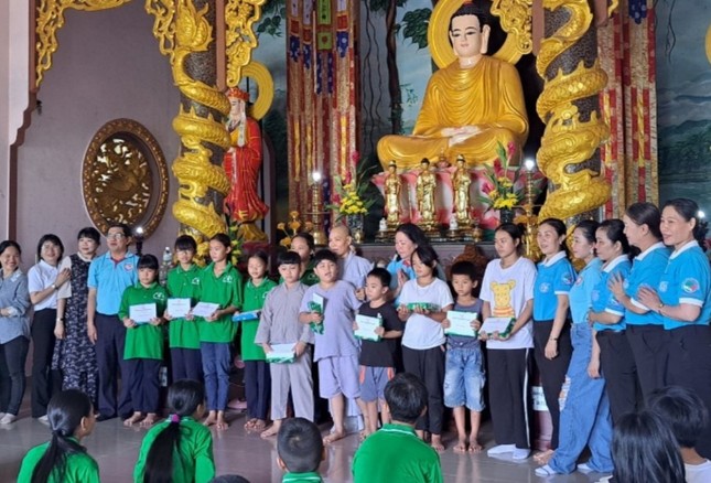 Chùa Bửu Minh và nhóm Tâm Đức trao thưởng đến học sinh khó khăn Chùa Bửu Minh và nhóm Tâm Đức trao thưởng đến học sinh khó khăn