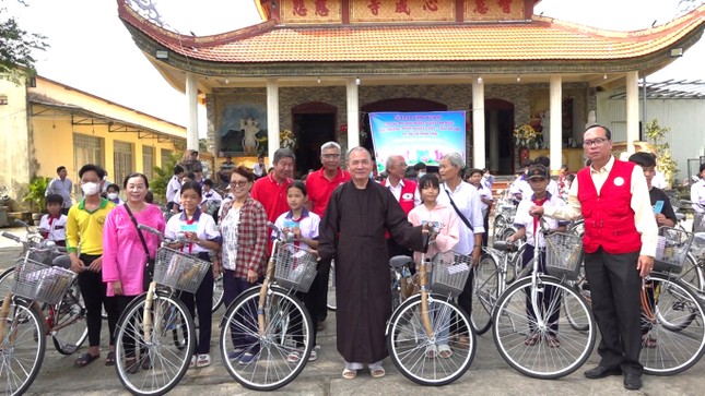 Hòa thượng Thích Nguyên Giác tặng 50 xe đạp cho học sinh khó khăn tại xã Phú Cường Hòa thượng Thích Nguyên Giác tặng 50 xe đạp cho học sinh khó khăn tại xã Phú Cường
