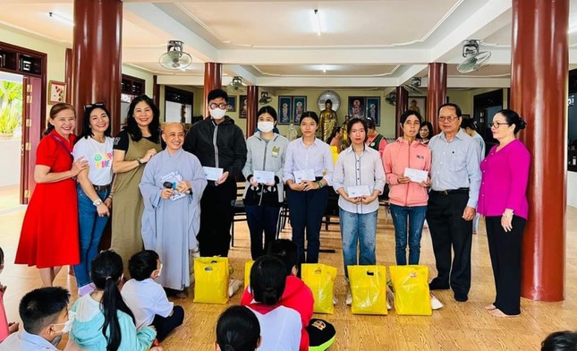 Trao quà và học bổng cho học sinh, sinh viên nghèo tại chùa Hoa Quang