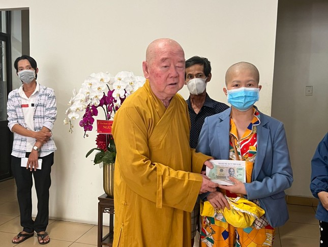 Hòa thượng Thích Duy Trấn hỗ trợ cho bệnh nhân ung bướu - Ảnh: Ban TTXH BGN Hòa thượng Thích Duy Trấn hỗ trợ cho bệnh nhân ung bướu - Ảnh: Ban TTXH BGN
