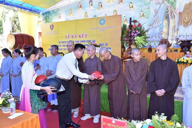 Trao tặng 100 nón bảo hiểm đến Tăng Ni