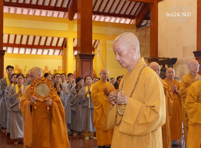 Đức Pháp chủ GHPGVN niêm hương tưởng niệm Hòa thượng Yoshimizu Daichi trước buổi lễ do Ban Trị sự GHPGVN TP.HCM tổ chức