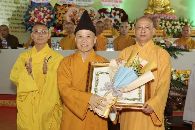 Hòa thượng Thích Thanh Quyết trao Bằng tuyên dương Hòa thượng Thích Phước Minh
