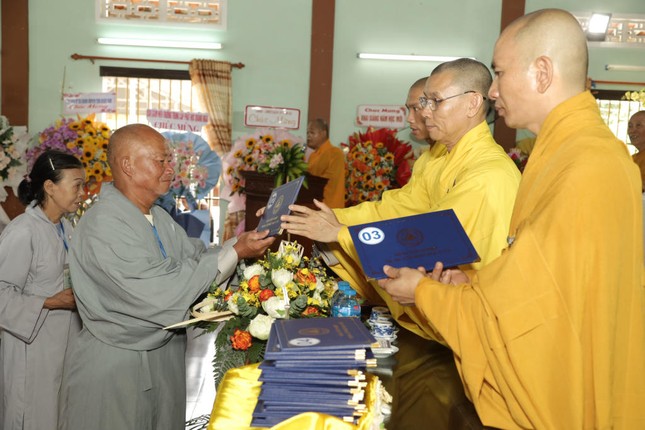 Trao văn bằng tốt nghiệp cho cư sĩ