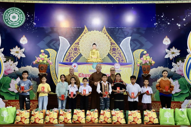 Trao các suất học bổng đến các học sinh, Phật tử là người đồng bào dân tộc Trao các suất học bổng đến các học sinh, Phật tử là người đồng bào dân tộc