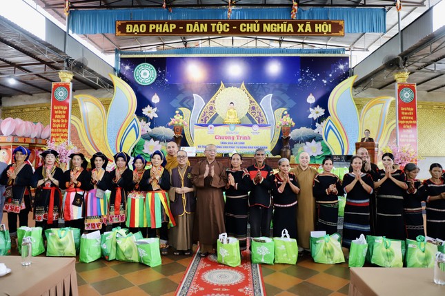 Quỹ từ thiện tịnh viện Pháp Hạnh (H.Củ Chi) trao quà đến Phật tử người dân tộc Quỹ từ thiện tịnh viện Pháp Hạnh (H.Củ Chi) trao quà đến Phật tử người dân tộc