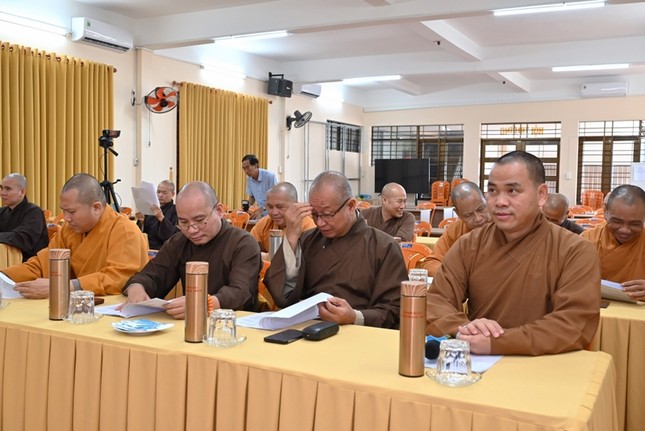 Chư tôn đức tham dự buổi họp Chư tôn đức tham dự buổi họp