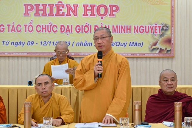 Thượng tọa Thích Thiện Thuận, Phó Trưởng ban kiêm Chánh Thư ký Ban Trị sự phát biểu tại buổi họp Thượng tọa Thích Thiện Thuận, Phó Trưởng ban kiêm Chánh Thư ký Ban Trị sự phát biểu tại buổi họp