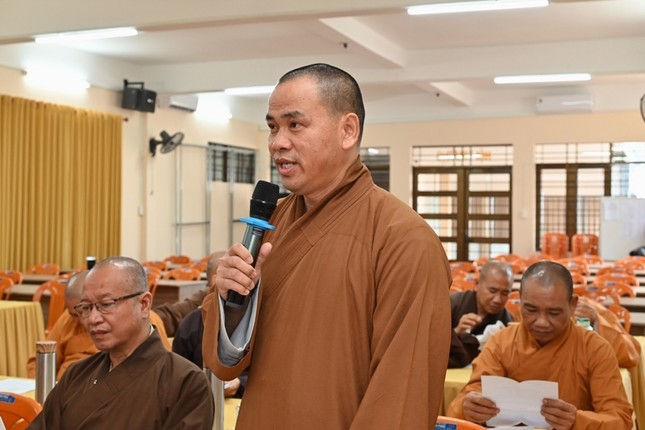 Thượng tọa Thích Thiện Thông trình bày về công tác tổ chức Đại Giới đàn Minh Nguyệt Thượng tọa Thích Thiện Thông trình bày về công tác tổ chức Đại Giới đàn Minh Nguyệt