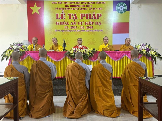 Thay mặt chư hành giả trẻ, Sư cô Thích Diệu Trang đã dâng lời khánh tuế