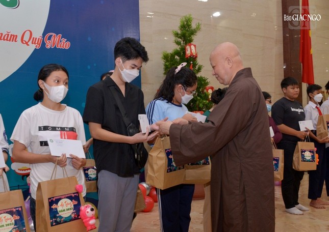 Hòa thượng Trưởng ban Trị sự trao quà đến các em có hoàn cảnh khó khăn do cha, mẹ mất trong đại dịch Covid-19