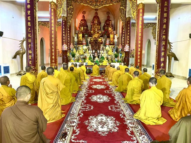 Đại chúng vân tập trước chính điện lễ Phật Đại chúng vân tập trước chính điện lễ Phật