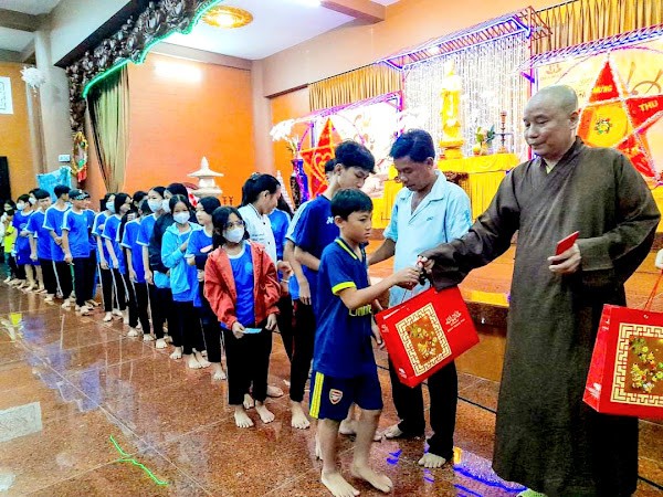 Thượng tọa Thích Tâm Hoa, trụ trì chùa Hoa Lâm trao quà đến các em thiếu nhi