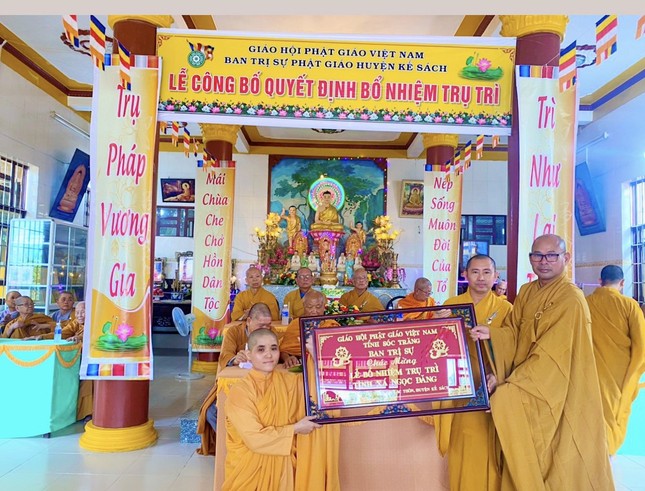 Tân trụ trì nhận khánh chúc “Phật sự viên thành” của Ban Trị sự Phật giáo tỉnh Tân trụ trì nhận khánh chúc “Phật sự viên thành” của Ban Trị sự Phật giáo tỉnh