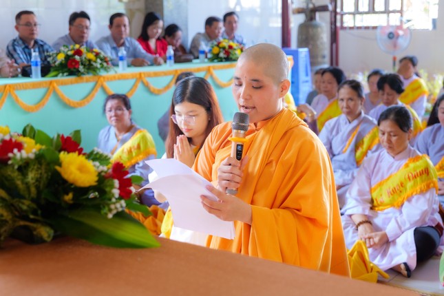 Sư cô Hằng Liên phát nguyện nhận nhiệm vụ trụ trì tịnh xá Ngọc Đăng Sư cô Hằng Liên phát nguyện nhận nhiệm vụ trụ trì tịnh xá Ngọc Đăng