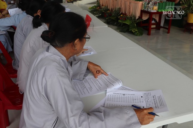 Nhiều Phật tử lớn tuổi cũng tham gia khóa tu, làm bài thi trắc nghiệm Nhiều Phật tử lớn tuổi cũng tham gia khóa tu, làm bài thi trắc nghiệm