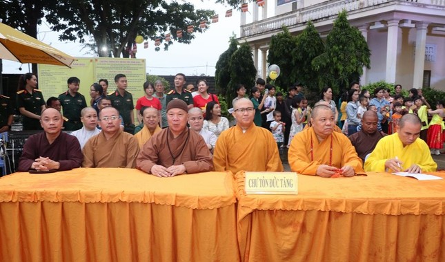 Chư tôn đức tham dự đêm trung thu tại Trung tâm Nhân đạo Hộ Pháp