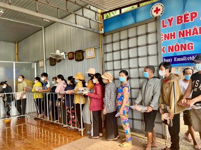 Người nghèo nhận suất cơm chay của tịnh xá Ngọc Đạt tại Bệnh viện Đắk Nông - Ảnh: N.Đ