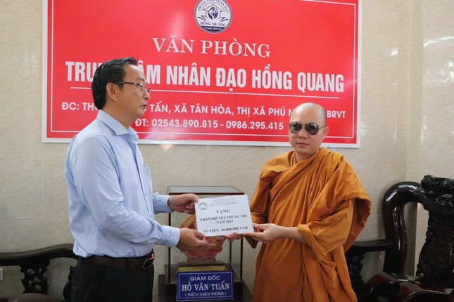 Lê Hồng Ngọc, Phó Chủ tịch Ủy ban MTTQVN tỉnh Bà Rịa - Vũng Tàu trao hỗ trợ cho các em mồ côi đến Đại đức Thích Thiện Thông