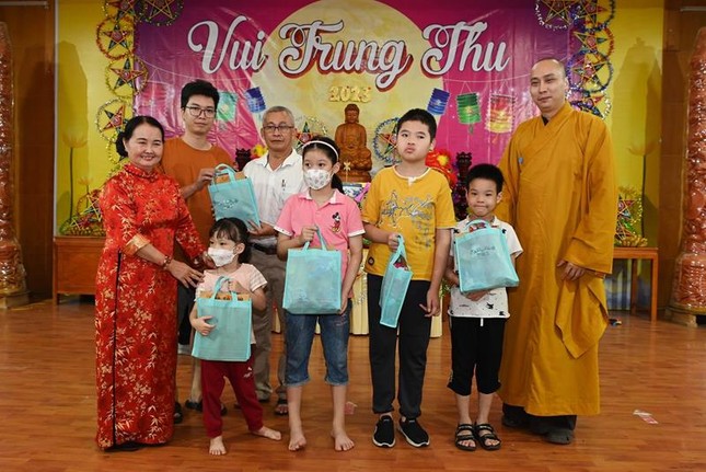 Cư sĩ Diệu Nhân - Nguyễn Thị Xuân Loan trao quà đến các em Phật tử
