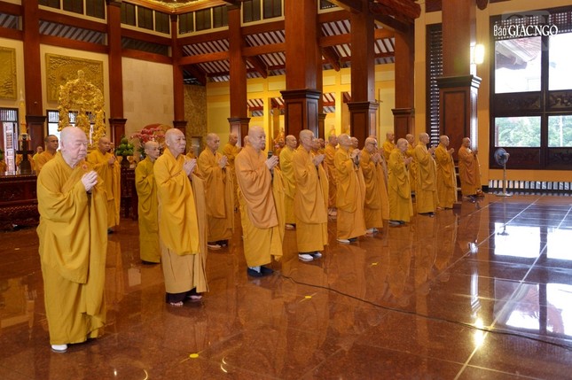 Chư tôn đức đảnh lễ Tam bảo tại chánh điện Việt Nam Quốc Tự Chư tôn đức đảnh lễ Tam bảo tại chánh điện Việt Nam Quốc Tự