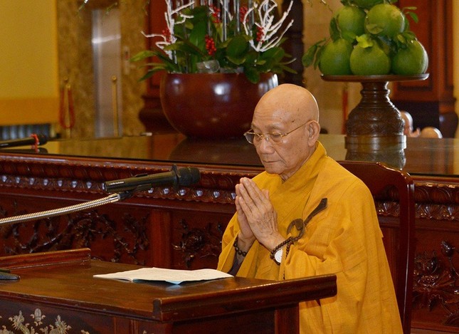 Trưởng lão Hòa thượng Thích Minh Thông trùng tuyên giới Tỳ-kheo, Bồ-tát giữa đại chúng Trưởng lão Hòa thượng Thích Minh Thông trùng tuyên giới Tỳ-kheo, Bồ-tát giữa đại chúng