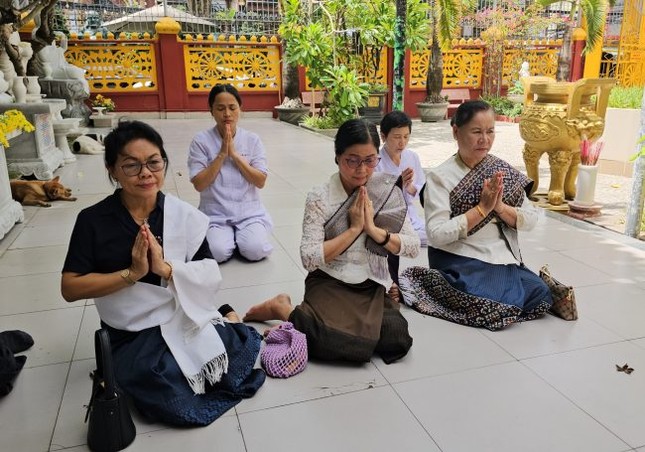 Đoàn Tổng Lãnh sự do bà Lienseng Phengsavath, Lãnh sự Lào làm trưởng đoàn thăm, cúng dường trường hạ chùa Tam Bảo