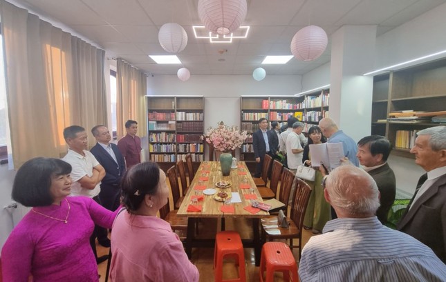 Thư viện hiện gồm hai phòng sách với hơn 200 đầu sách Thư viện hiện gồm hai phòng sách với hơn 200 đầu sách