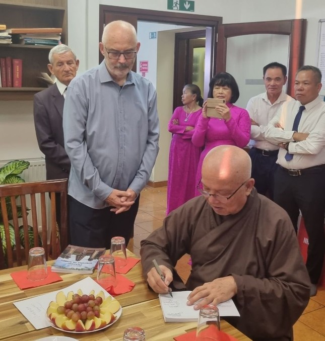 Hòa thượng Thích Thiện Bảo ký tặng sách cho đại biểu Hòa thượng Thích Thiện Bảo ký tặng sách cho đại biểu