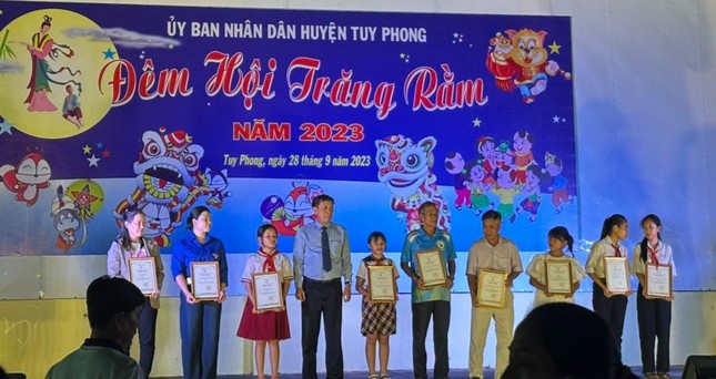 Trao học bổng cho các học sinh tại H.Tuy Phong