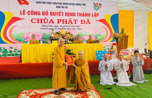 Thượng tọa Thích Tỉnh Cường trao quyết định thành lập chùa Phật Đà đến Đại đức Thích Đồng Thành Thượng tọa Thích Tỉnh Cường trao quyết định thành lập chùa Phật Đà đến Đại đức Thích Đồng Thành