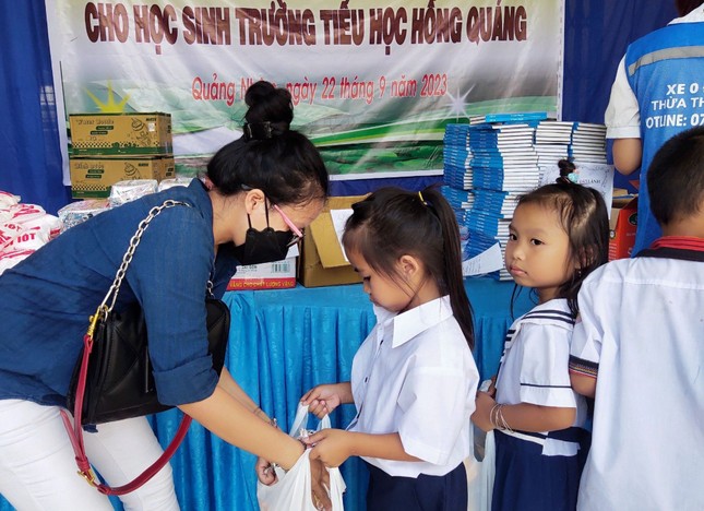 Ban Từ thiện thiền viện Vạn Hạnh đã tặng quà cho 265 em học sinh Trường Tiểu học Hồng Quảng (H.A Lưới, Thừa Thiên Huế) - Ảnh: CTV