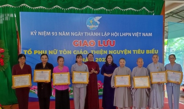 Khen thưởng cho các tập thể và cá nhân tiêu biểu trong năm 2023 Khen thưởng cho các tập thể và cá nhân tiêu biểu trong năm 2023