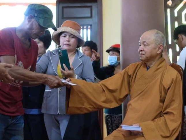 Trao quà đến các gia đình khó khăn tại chùa Phật giáo Khánh Vĩnh