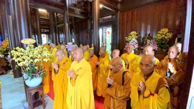 Chư tôn đức trong khóa lễ khánh tạ Tam bảo tại chánh điện chùa Bửu Tiên Chư tôn đức trong khóa lễ khánh tạ Tam bảo tại chánh điện chùa Bửu Tiên