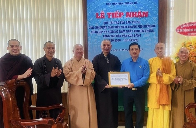 Thường trực Ban Trị sự GHPGVN TP.Biên Hòa trao tài trợ 60 học bổng, trị giá 60 triệu đồng để Ban Dân vận Thành ủy TP.Biên Hòa sẽ tặng đến học sinh Thường trực Ban Trị sự GHPGVN TP.Biên Hòa trao tài trợ 60 học bổng, trị giá 60 triệu đồng để Ban Dân vận Thành ủy TP.Biên Hòa sẽ tặng đến học sinh