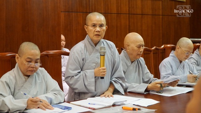 Ni sư Thích nữ Như Nguyệt, Chánh Thư ký Phân ban Ni giới TP.HCM báo cáo tại buổi họp