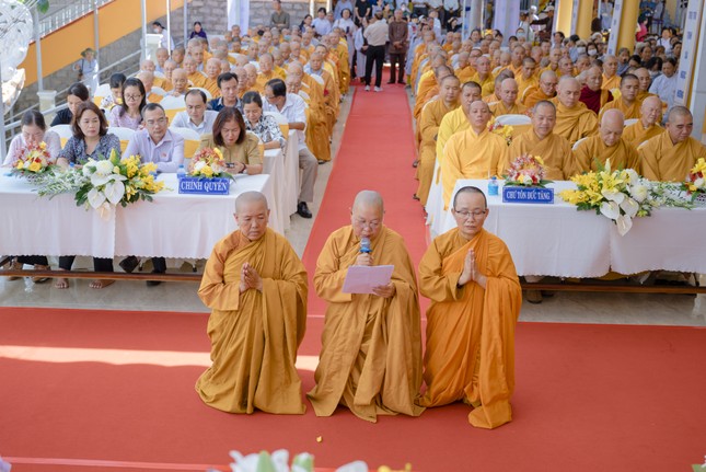 Ni sư Thích nữ Nhẫn Liên phát nguyện nhận nhiệm vụ trước chư tôn đức Ni sư Thích nữ Nhẫn Liên phát nguyện nhận nhiệm vụ trước chư tôn đức