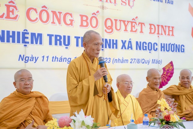 Hòa thượng Thích Huệ Trí ban đạo từ Hòa thượng Thích Huệ Trí ban đạo từ